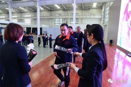 母親節(jié)到了，華全集團(tuán)職工領(lǐng)取鮮花送給媽媽