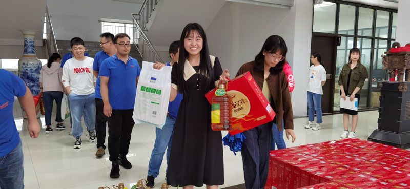 華全集團員工領取中秋節福利