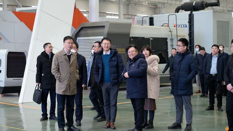 華全集團(tuán)董事長(zhǎng)趙立增向中國(guó)東方資產(chǎn)管理股份有限公司領(lǐng)導(dǎo)做匯報(bào)